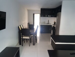 小型套房 | 私人厨房 | 大冰箱、微波炉、烤箱、炉灶