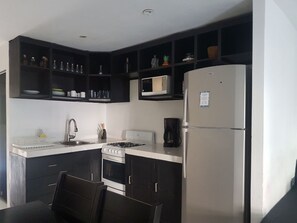 Suite – junior | Eget kjøkken | Kjøleskap, mikrobølgeovn, ovn og kokeplater