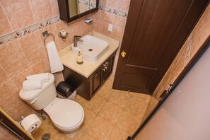Suite Premium | Baño | Bañera y ducha independientes y artículos de higiene personal gratuitos