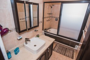 Premium-Suite | Badezimmer | Badewanne und Dusche (separat), kostenlose Toilettenartikel