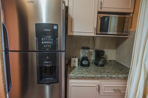 Premium Suite | Private kitchen | Full-size fridge, microwave, oven, stovetop - 2 Bedroom Apartment Ocean View (Cancun)