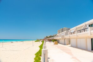 位於海灘上、白沙、躺椅、遮陽傘