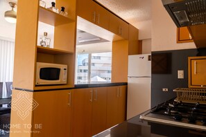 Suite junior | Cocina privada | Refrigerador con congelador, microondas, horno y parrilla de estufa 