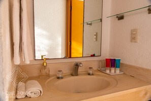 Suite junior | Lavabo en el baño