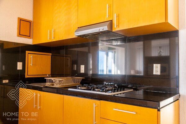 Suite junior | Cocina privada | Refrigerador con congelador, microondas, horno y parrilla de estufa 