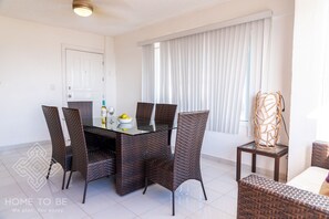 Junior Suite | In-room dining - 1 Bedroom with Double View (Cancun)