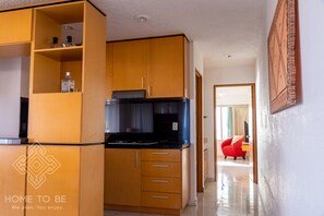 Suite junior | Cocina privada | Refrigerador con congelador, microondas, horno y parrilla de estufa 