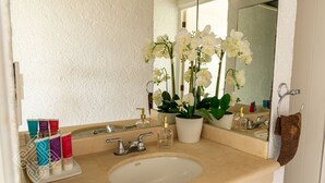 Dusche, kostenlose Toilettenartikel, Haartrockner, Handtücher