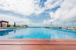 Alberca al aire libre y alberca en la azotea