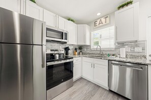 Fridge, microwave, oven, stovetop - Stunning 2 Bedroom/ 1 Bath in Siesta Key, Quick Walk to Beach and Pool! (Sarasota)