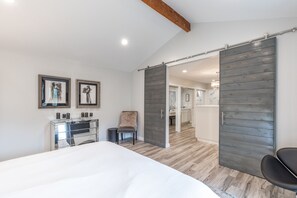 5 عدّة غرف نوم ومكتب ومكواة/لوح كي وسرير سفر