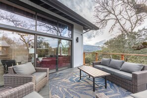 Terrace/patio - New Winter Rates! 
Large Home & Gorgeous Vineyard Views & Private Pool & Hot Tub (Glen Ellen)