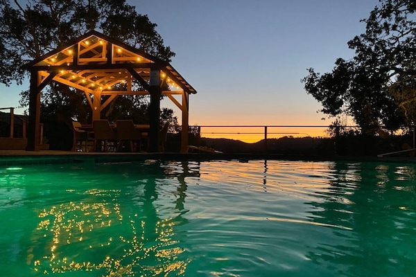 Utomhuspool och uppvärmd pool