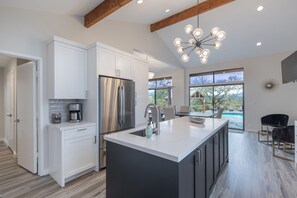 ثلاجة، ميكروويف، فرن، موقد طهي مسطح