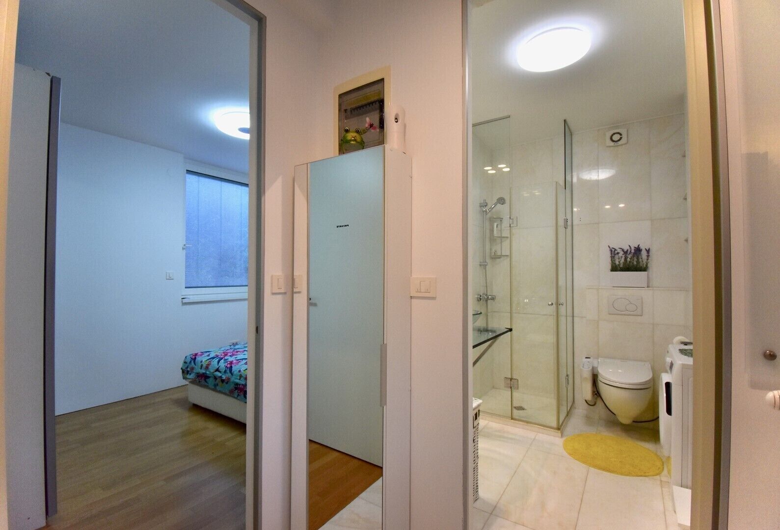 Une salle de bain moderne avec une douche à parois de verre, des toilettes et un lavabo.