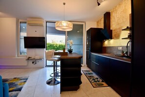 Kylskåp, mikrovågsugn, ugn och spishäll