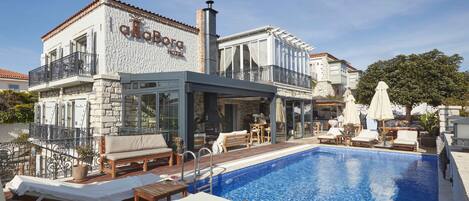 Außenpool (je nach Saison geöffnet), Sonnenschirme, Liegestühle