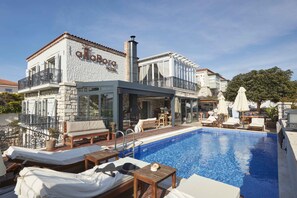 Seasonal outdoor pool, open 7:00 AM to 9:00 PM, pool umbrellas