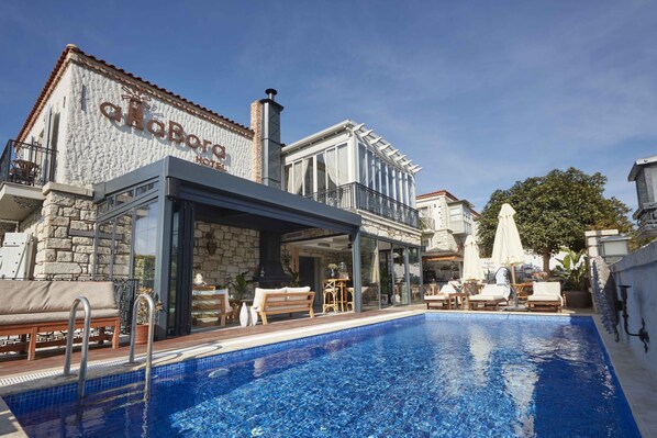 Seasonal outdoor pool, open 7:00 AM to 9:00 PM, pool umbrellas