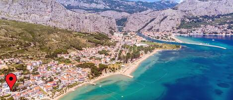 Plage, chaises longues, serviettes de plage