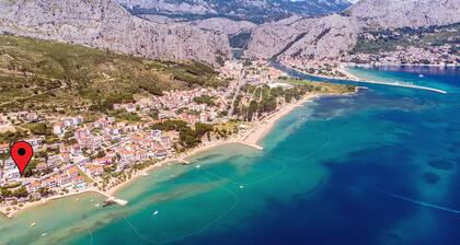 VIIMEINEN MINUUTTI!!! Villa "Kantarion", jossa on oma uima-allas, vain 50 metrin päässä merestä.