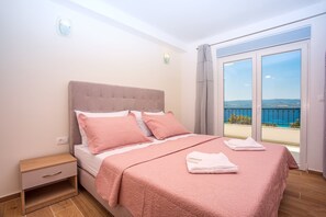 4 chambres, coffres-forts dans les chambres, fer et planche à repasser