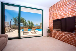 Smart TV - Villa with private heated pool, 50 meters from the sea. (Duće)
