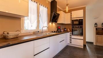 Een koelkast, een microgolfoven, een oven, een kookplaat