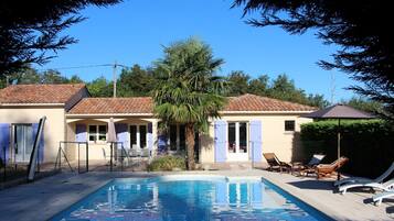 Een buitenzwembad en een verwarmd zwembad