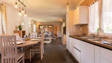 Een koelkast, een microgolfoven, een oven, een kookplaat