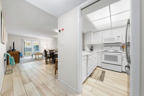 冰箱、微波炉、烤箱、炉灶