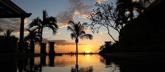 Casa Bendita, relaxing beachfront home- internet, a/c, gas grill, full kitchen, BBQ