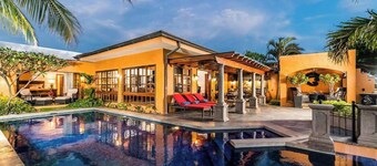 Casa Bendita, relaxing beachfront home- internet, a/c, gas grill, full kitchen, BBQ