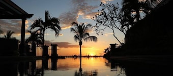 Relaxing beachfront home- internet, a/c, gas grill, full kitchen, BBQ