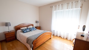 3 bedrooms, iron/ironing board, travel crib, WiFi (free) - Family 3 Bedroom, Sea View, Air Conditioner, Balcony & Rental Car (Ponta Delgada)