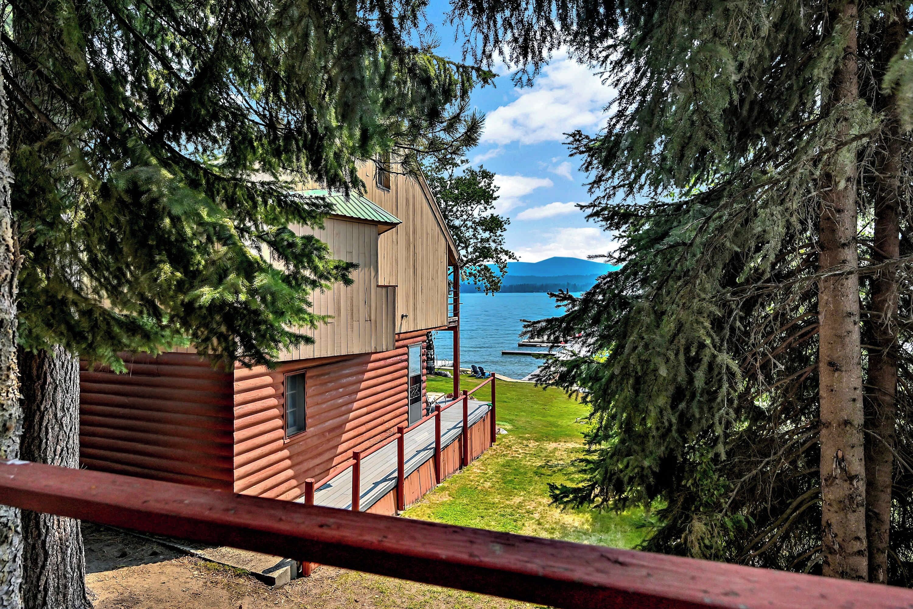 Une cabane avec vue sur un lac et des montagnes.