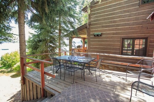 Vintage 1940s Lakefront Cabin in McCall