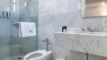Superior-rum | Badrum | Dusch, gratis toalettartiklar, handdukar och tvål
