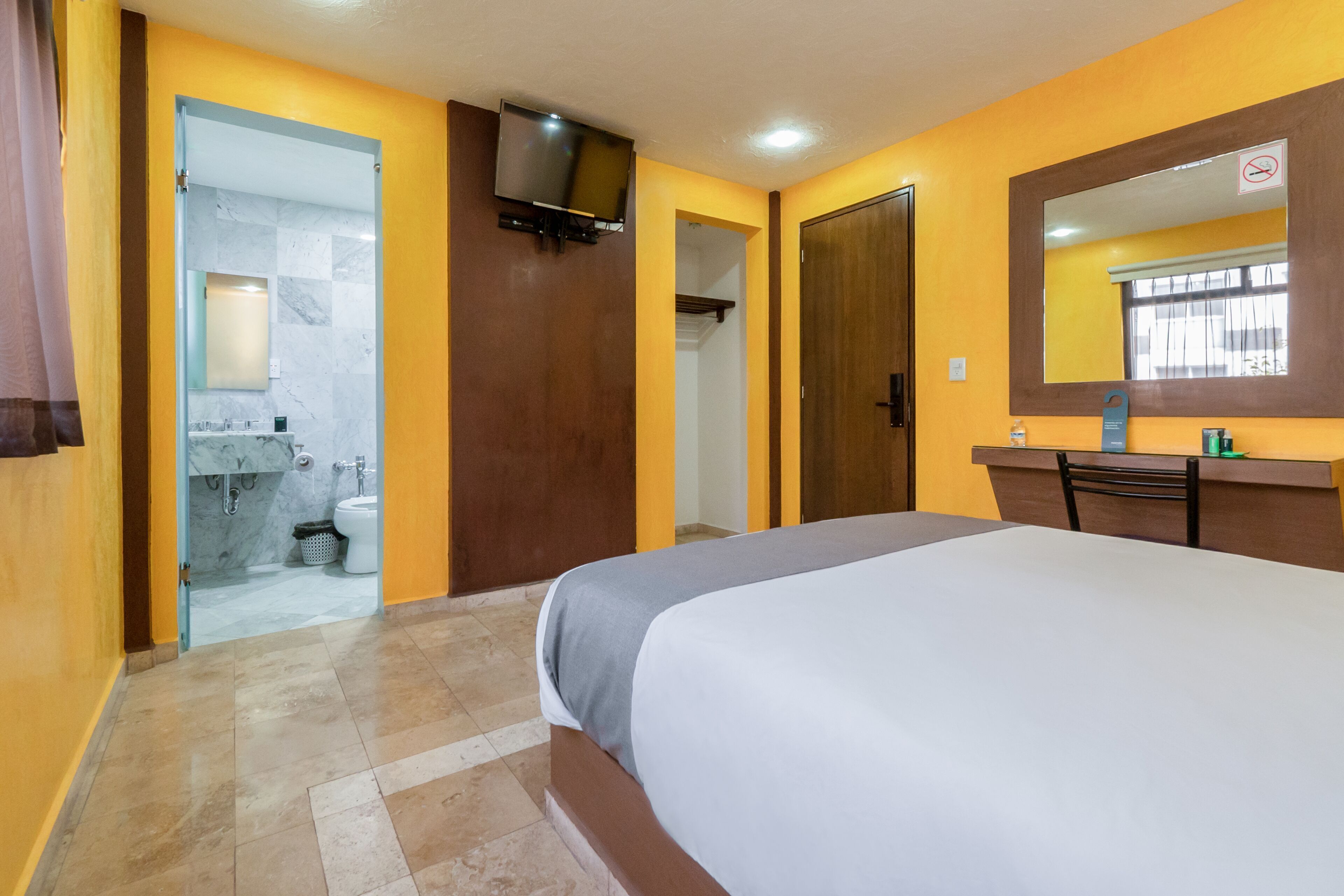 In-room safe, soundproofing, iron/ironing board, free WiFi