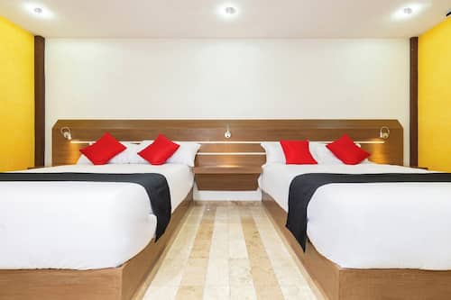 Habitación estándar, 2 camas dobles | Caja fuerte, sistema de insonorización, tabla de planchar con plancha