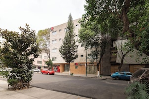 Un edificio con un cartel que indica un hotel llamado "Capital Hotel".