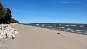 På stranden, solsenger og strandhåndklær