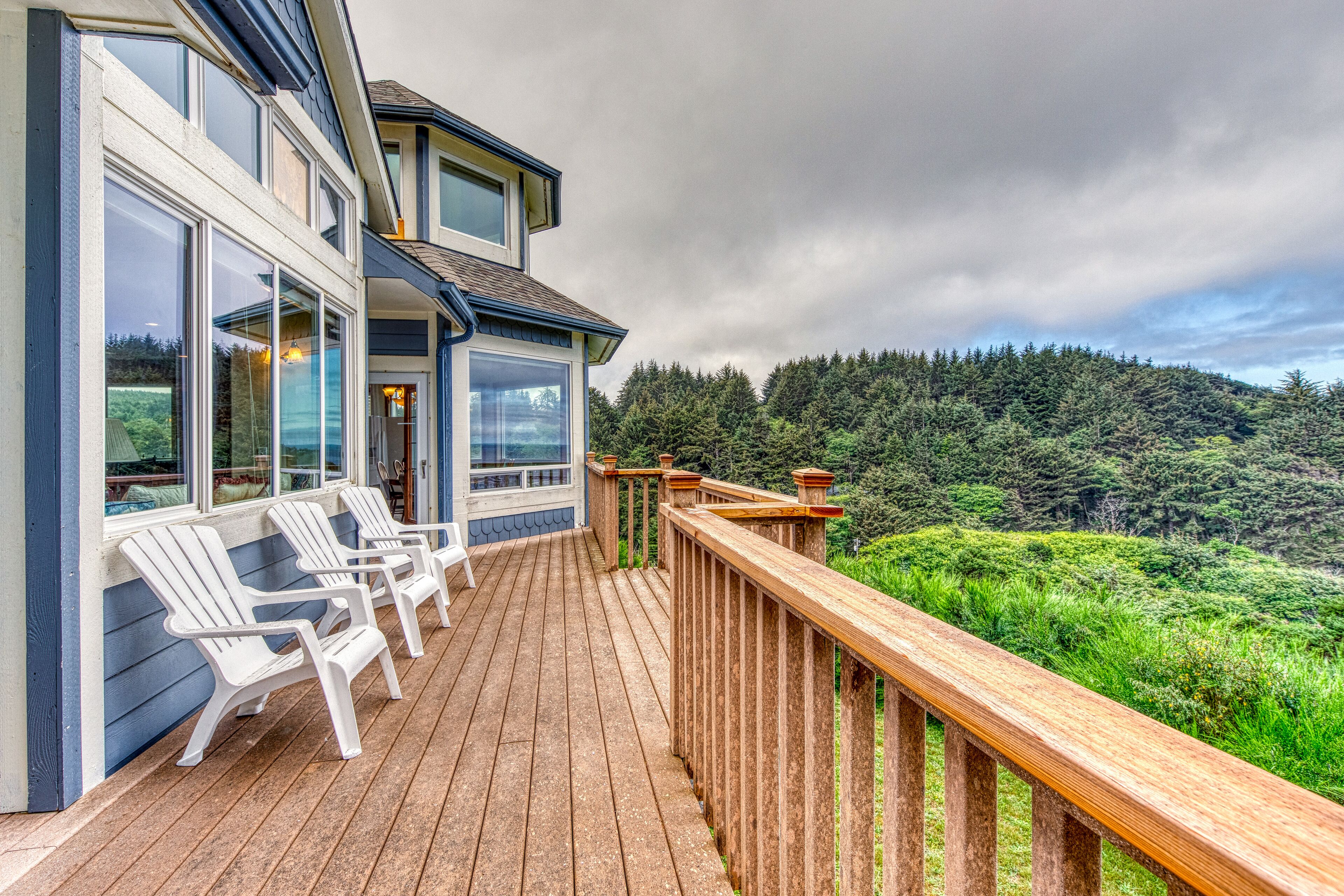 Stunning blufftop home w/ deck & views of the ocean/hills - 2 dogs welcome