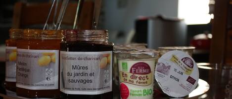 Une variété de produits alimentaires, notamment des pots de confitures et un pot de yaourt.