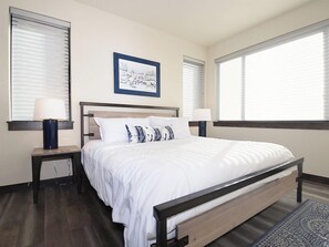 5 bedrooms, travel crib, internet, bed sheets