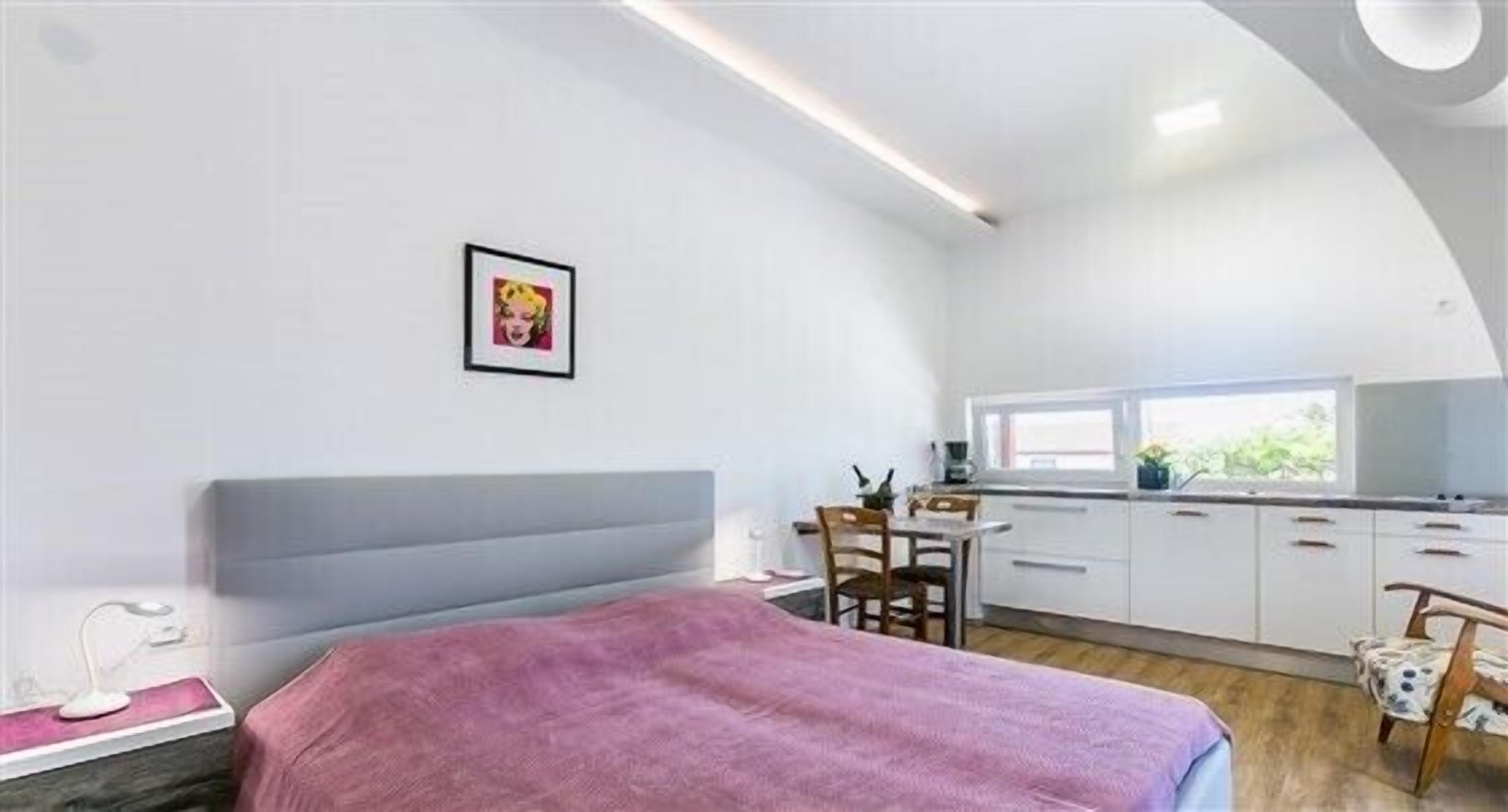 1 bedroom, bed sheets