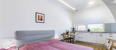 1 bedroom, bed sheets