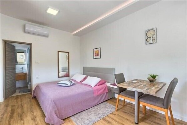 1 bedroom, bed sheets