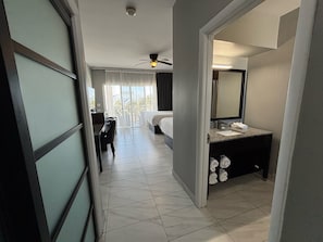Habitació familiar, 2 llits de matrimoni, balcó, vistes a la piscina | 1 dormitori, roba de llit hipoal·lergògena i caixa forta a l'habitació