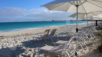 Plage à proximité, sable blanc, chaises longues, parasols